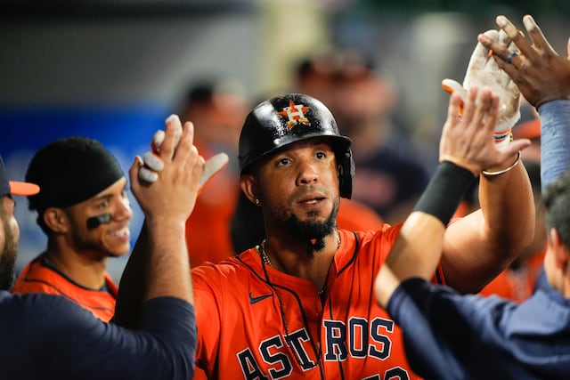 Astros dan de baja a José Abreu a la mitad de su contrato de tres años