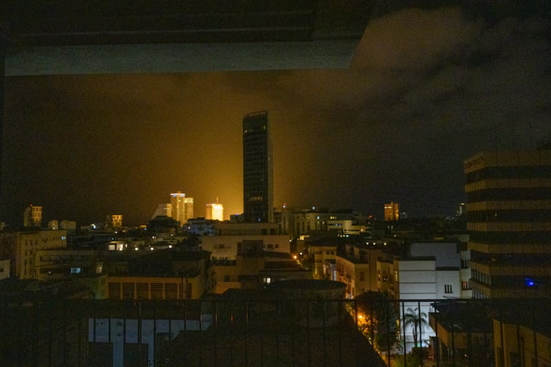 Este lunes Irán atacó Tel Aviv nuevamente como represalia a los ataques israelíes contra varias ciudades iraníes desde el pasado 13 de junio. Foto: Getty Images.