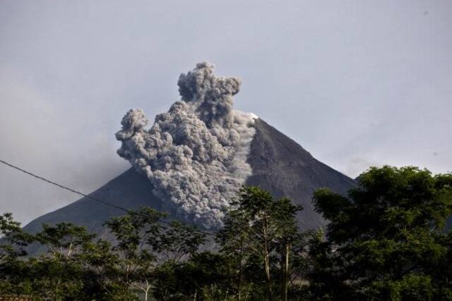 Captan momento en que un meteoro cae sobre un volcán de Indonesia
