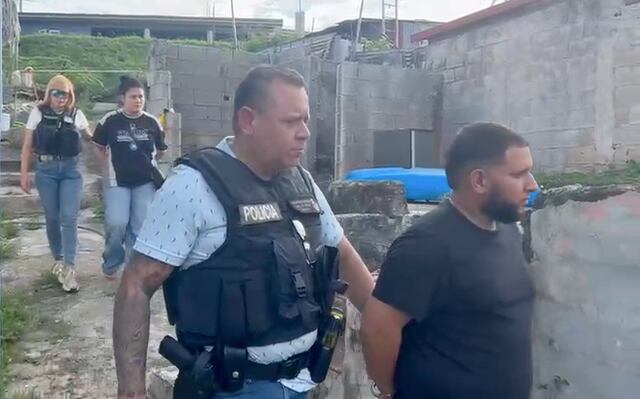 Policía ocupa rifle y arresta a dos personas en allanamiento en Villalba