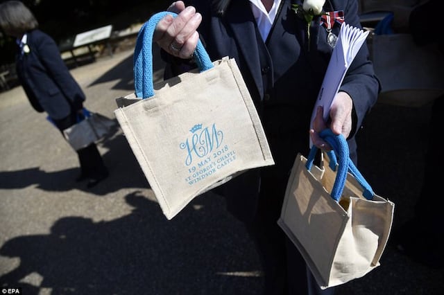 Asistentes a la boda real de Meghan y Harry venden sus bolsas de regalo en Ebay