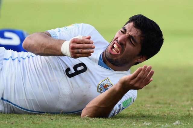 Suárez se disculpa por morder a Chiellini