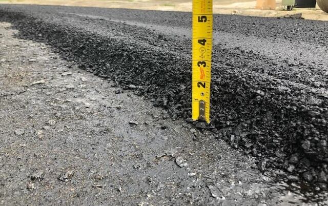 Asfaltan carreteras de una urbanización en Luquillo