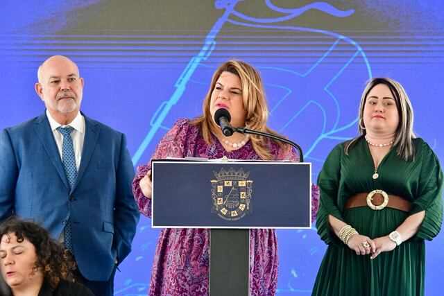 Gobernadora entrega títulos de propiedad a más de un centenar de residentes
