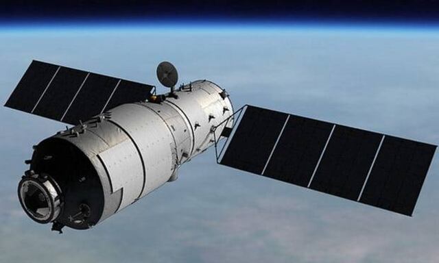 Visible una nave espacial que está perdiendo altura