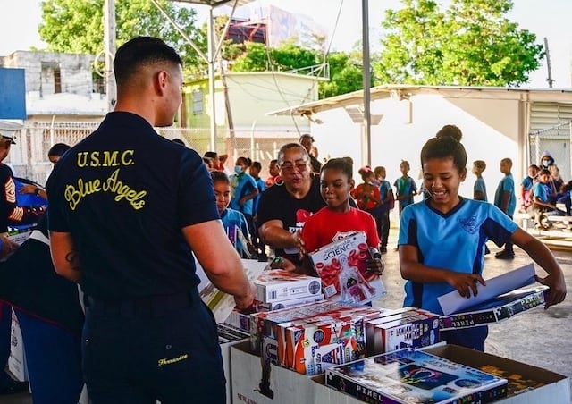 Donan juguetes a cientos de estudiantes en Santurce
