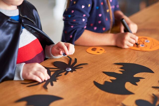 Prepara con los niños divertidas bolsitas para celebrar Halloween