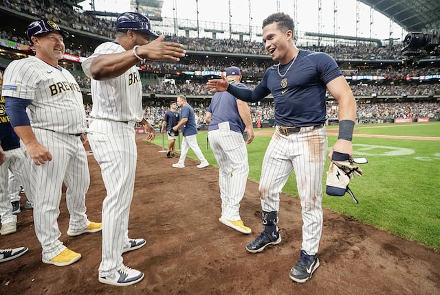 Los Brewers aseguran el primer pase a los playoffs; Yankees y Boston intensifican su rivalidad y Houston sufre susto con Altuve
