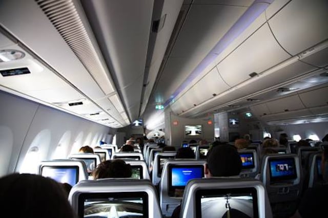 Conoce "chico encantador" en el avión y ahora pide ayuda en Twitter para hallarlo