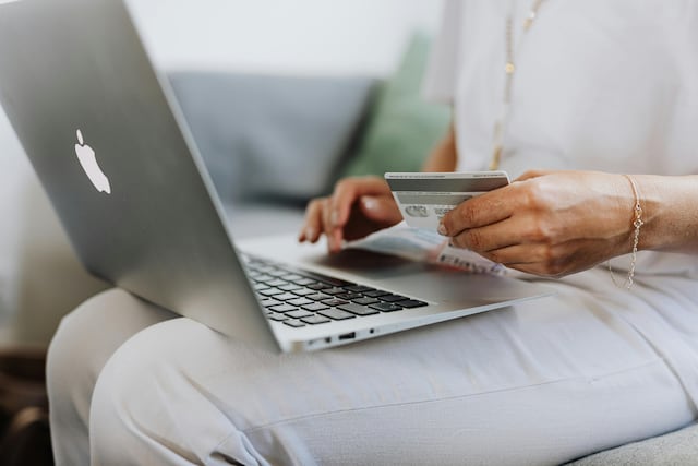 ¿Cómo puedo protegerme de los fraudes cibernéticos?