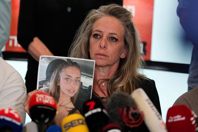 Madre de joven israelí secuestrada por Hamas ruega por su liberación