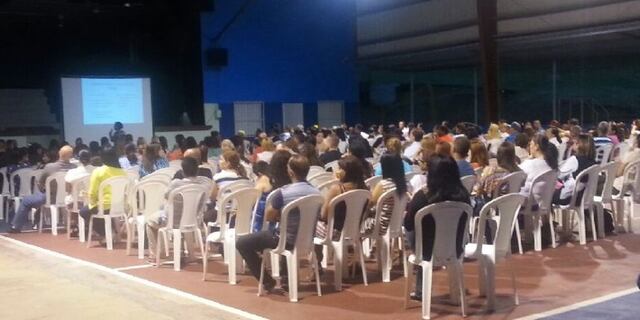 Padres esperan decisión de jueza ante amenaza de cierre de academia La Milagrosa