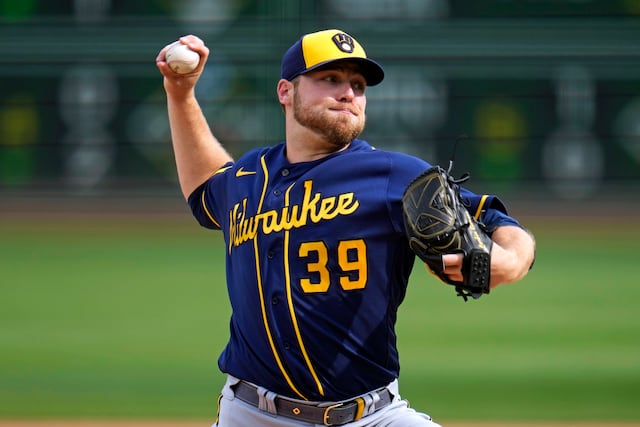 Cerveceros superan a Piratas con juego perfecto de Corbin Burnes