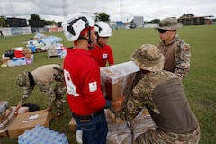 Un pueblo incomunicado por el terremoto en Panamá corre por la ayuda llegada del cielo