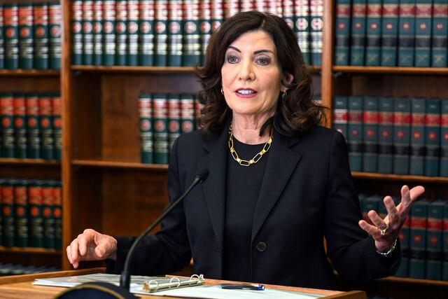 Gobernadora de NY respalda suspensión de “derecho a la vivienda” de personas sin hogar