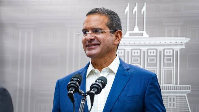 Ciudadana confronta al gobernador Pedro Pierluisi