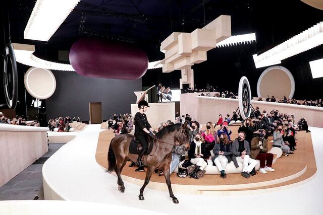 Nieta de la princesa Grace Kelly desfila a caballo para Chanel