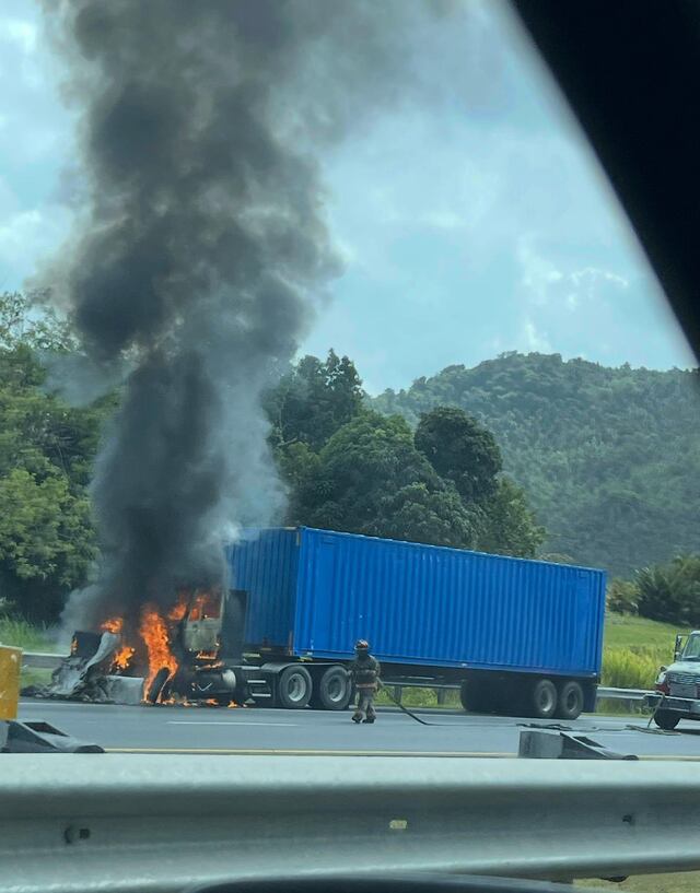 Camión se incendia parcialmente en el expreso 52 entre Cayey y Caguas