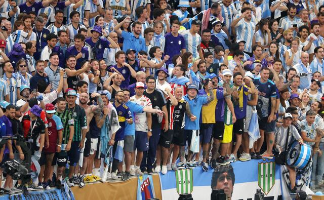 Fanática eufórica de Argentina se quitó la ropa en estadio de Qatar