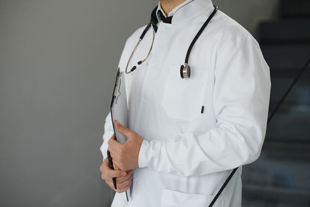 Adultos jóvenes pudieran recibir servicios médicos no urgentes sin consentimiento de mayor