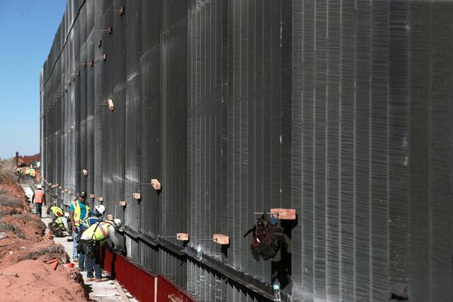 Nuevo muro metálico negro en frontera de EE. UU. busca frenar migración con mayor exposición al calor
