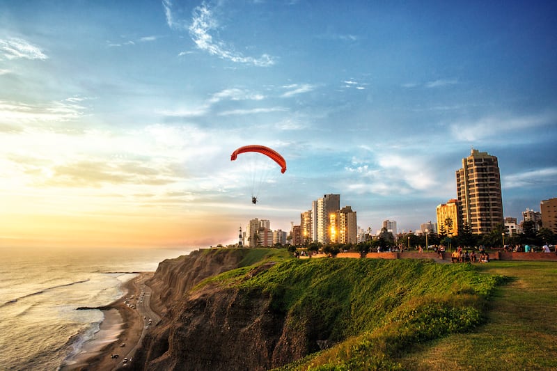 Parapente en el malecón de Miraflores.