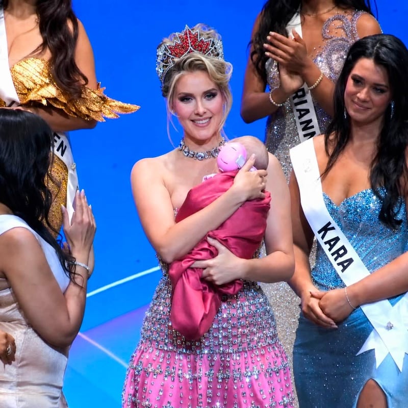 Miss Universe Canadá 2025 desfila con su hija en brazos.