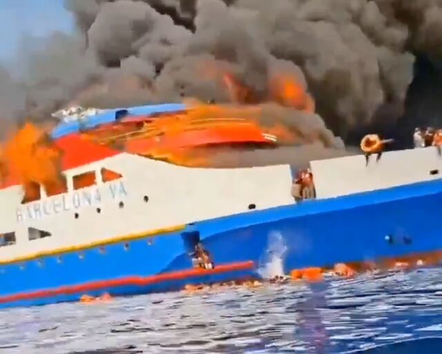Video: Pasajeros se lanzan al mar para huir de incendio en ferry en Indonesia