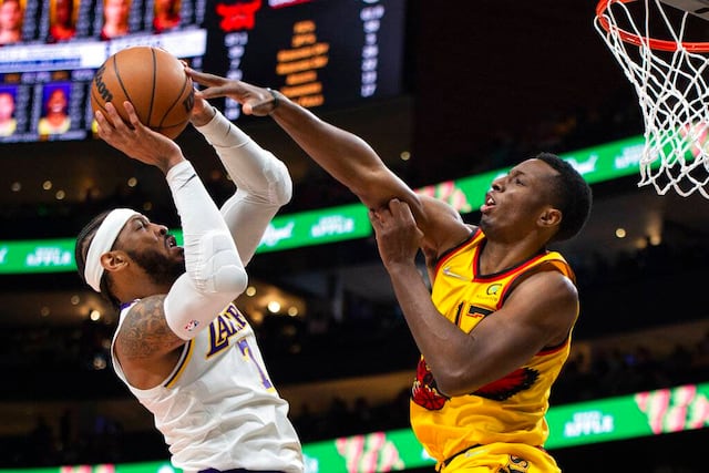 Young anota 36 y los encendidos Hawks vencen a los Lakers