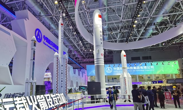 China presenta su nuevo cohete para llevar taikonautas a la Luna