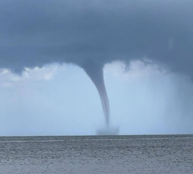 Reportan impresionante tromba marina en Cabo Rojo