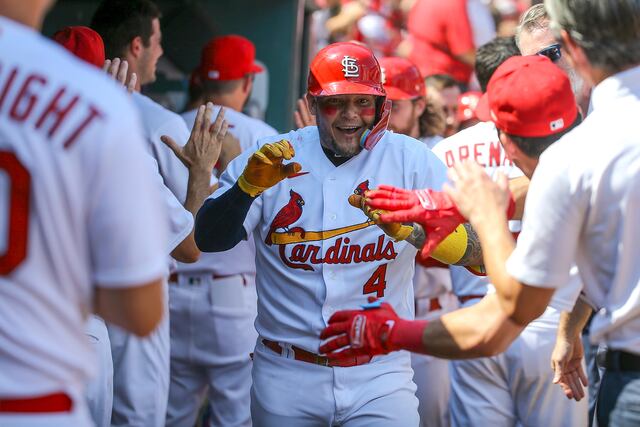 Yadier Molina la saca del parque en victoria de los Cardenales