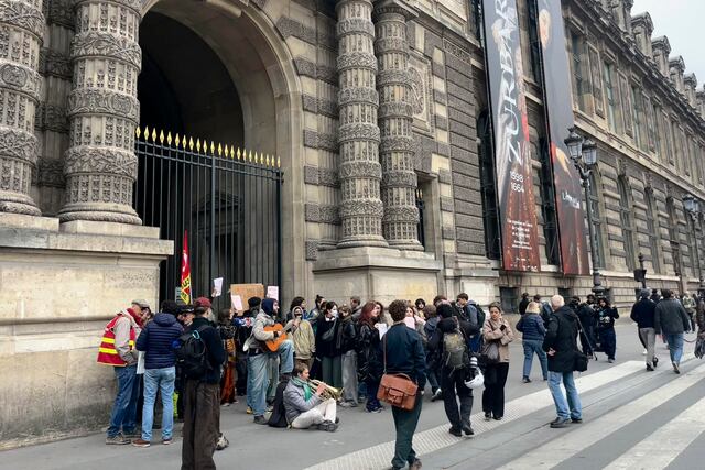 Estudiantes bloquean el Museo del Louvre en protesta contra la represión policial