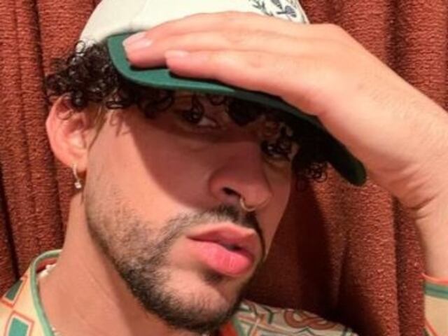 Bad Bunny besa a fanática en medio de multitud en Colombia