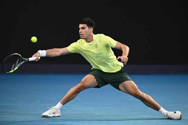 Alcaraz vence a De Miñaur en el partido de práctica del Abierto de Australia