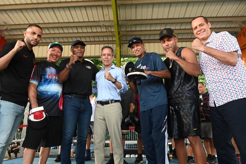 El cantante de música urbana firmó un acuerdo colaborativo con el Municipio de San Juan para rehabilitar siete gimnasios de boxeo.