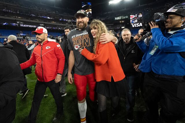 Taylor Swift llega de Tokio a Los Ángeles, en camino al Super Bowl; parece que lo logrará