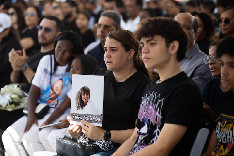 Una mujer sostiene la imagen de una de las victimas del accidente de la discoteca Jet Set durante la conmemoración del primer aniversario este jueves, en Santo Domingo.