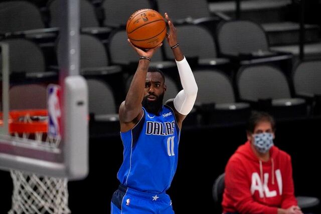 Dueño de los Mavericks accede a tocar himno de EEUU tras recordatorio de la NBA