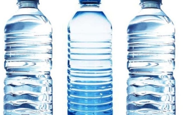 Científicos hallan cerca de 250.000 partículas de nanoplásticos en un litro de agua embotellada