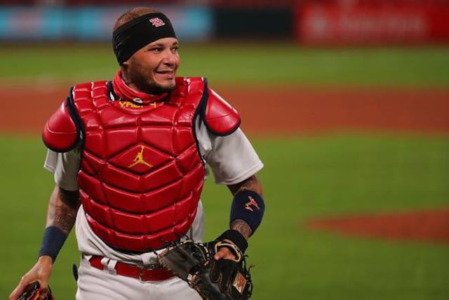 Yadier Molina firma por un año con los Cardenales