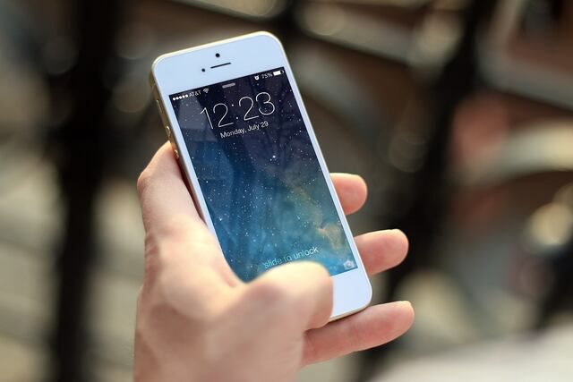 Apple advierte a sus usuarios que dejen de poner iPhones mojados dentro de arroz "no hará ninguna diferencia"