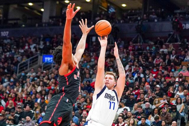 Doncic coquetea con 'triple doble'; Mavs vencen a Raptors