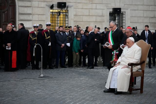 Papa Francisco aparece en público por primera vez desde que padeció bronquitis