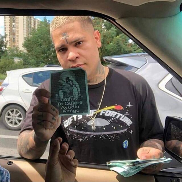 Captan a cantante Almighty repartiendo comida a personas sin hogar