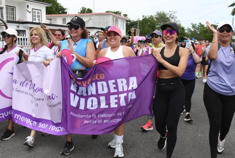 La procuradora de las Mujeres, Astrid Piñeiro Vázquez, participó este viernes de la iniciativa Kilómetros de Cambio para concienciar y recaudar dinero para los albergues que integran la Red Nacional de Albergues de la Violencia de Género de Puerto Rico. En la foto, cuarta de izquierda a derecha.
Foto por Ana María Abruña Reyes | Todas y Centro de Periodismo Investigativo