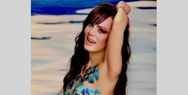 Maribel Guardia deja ver parte íntima en atrevida foto en traje de baño