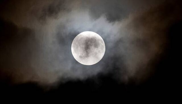 La luna llena "más grande del año" aparece en el cielo