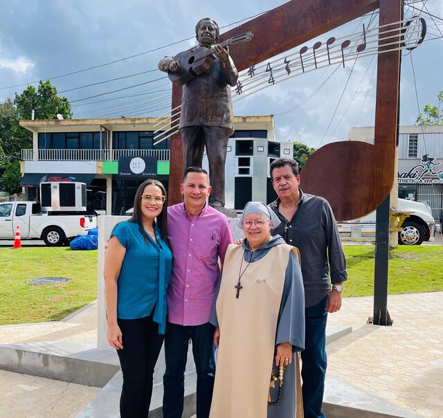 Develan monumento en honor al cuatrista toalteño Tomás “Maso” Rivera
