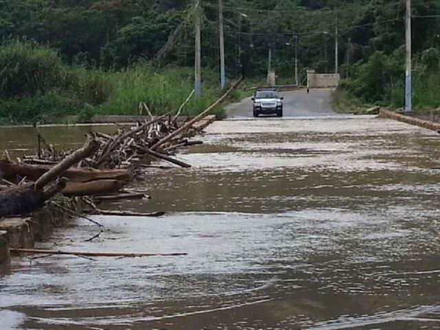 Reportan inundaciones y fuertes marejadas en varias zonas de Arecibo